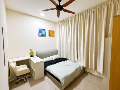 1 dormitorio pequeño con 1 cama y ventilador de techo en Pink DO HOMESTAY, en Kajang