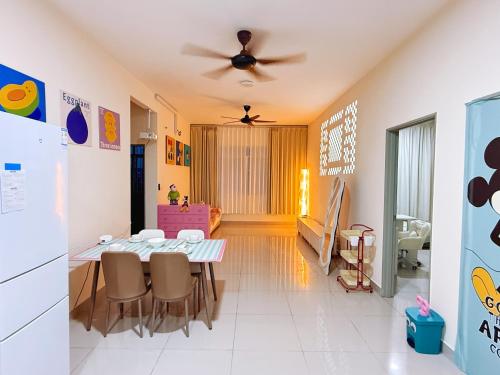 Un comedor con una mesa y un ventilador de techo. en Pink DO HOMESTAY, en Kajang