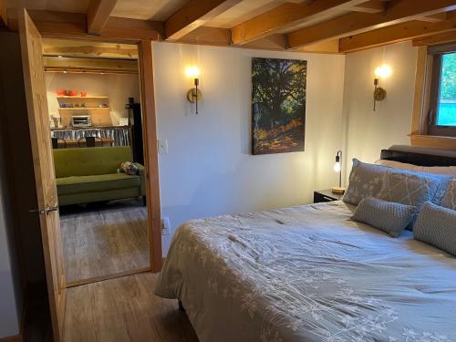 una camera con letto e una porta per un soggiorno di Still Point in the Woods ad Ashland