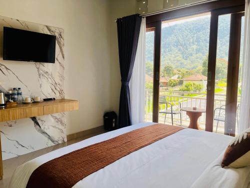 Una cama o camas en una habitación de J&J Guesthouse Bedugul