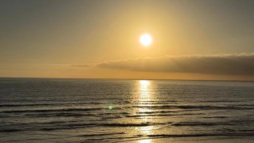 ラ・セレナにあるPlaya Mansaの海に沈む夕日