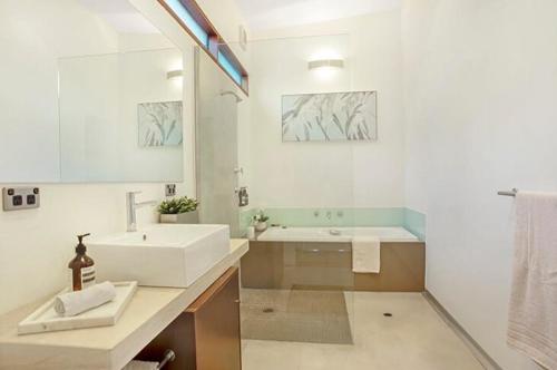 Ένα μπάνιο στο Leura Designer Retreat 3 Bedroom, 2 Bathroom, Firepit, Fireplace, Pet Friendly, Peaceful, Large Tree Lined Backyard