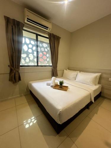 クアラルンプールにあるSwing & Pillows - Chow Kit Road, Kuala Lumpurの窓のある大きな白いベッドのある寝室