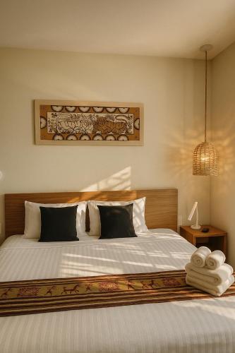 Un dormitorio con una cama grande con toallas. en Oneiro Suites with Sea View, en Mahahual