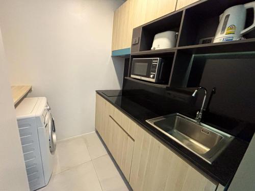 Kuchyň nebo kuchyňský kout v ubytování Kamala Ocean view 1 BR apt with pool, gym & spa - Oceana C63