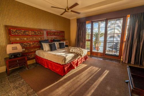 une chambre avec un grand lit et une fenêtre dans l'établissement Ardea Whitsundays, à Airlie Beach