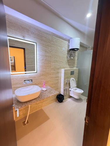 een badkamer met een bad, een toilet en een wastafel bij Hotel Crown Plaza in Prayagraj