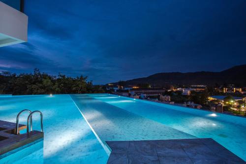 Bazén v ubytování Kamala Ocean view 1 BR apt with pool, gym & spa - Oceana C63 nebo v jeho okolí