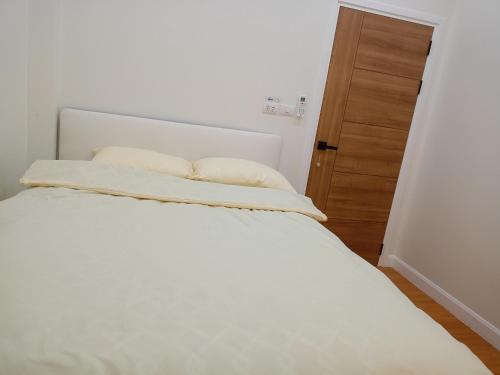 Postel nebo postele na pokoji v ubytování บ้านบารมี เรียบหรูอยู่สบาย
