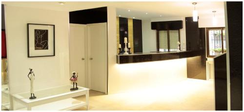a room with a display of vases on a table at Hostal Los Ángeles in Madrid