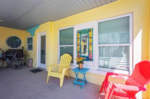 a room with two chairs and a table and a window at The Mermaid on the Cotee River in Port Richey