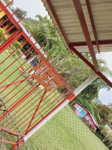 an overhead view of a fence with people on it at Mahatma Experiencias que Sanan in Filandia
