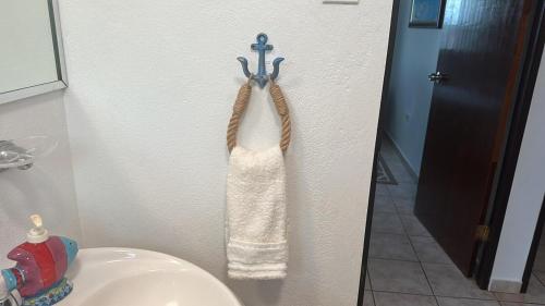 een handdoek aan de muur van een badkamer bij White House Paradises in Cabo Rojo