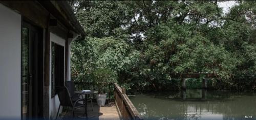 Taman di luar Xishang Yunjian Holiday Hotel