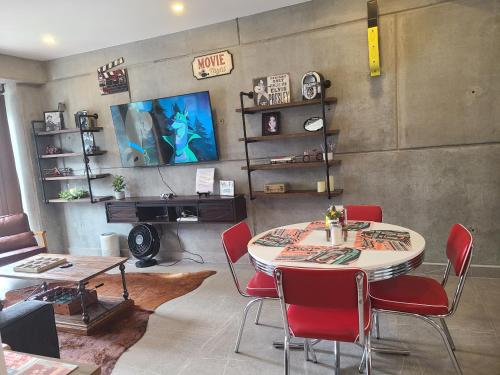 Un comedor con una mesa y sillas rojas. en In the financial district Tijuana 664 Aparthotel, en Tijuana