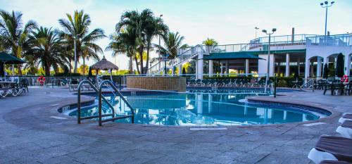 Бассейн в The Resort on Cocoa Beach или поблизости