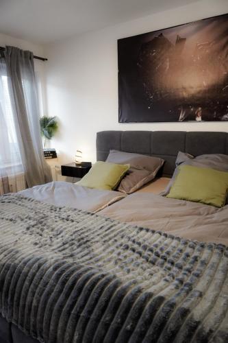 Katil atau katil-katil dalam bilik di M House Do Modernes Privatzimmer mit Balkon & Self Check-in