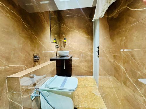Ένα μπάνιο στο Hotel Balaji Inn, Ayodhya Bypass