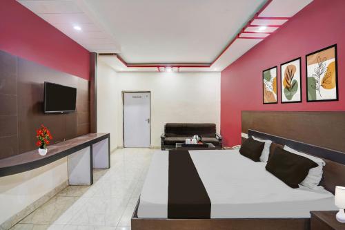 Μια τηλεόραση ή/και κέντρο ψυχαγωγίας στο Super Hotel O Prayagraj Central Railway Junction Formerly Shantila Inn