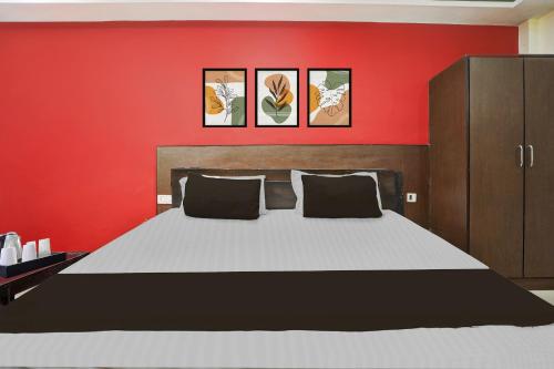 Cama o camas de una habitación en Super Hotel O Prayagraj Central Railway Junction Formerly Shantila Inn