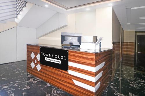a view of a showroom with a coffee machine at Super Townhouse Bank More Dhanbad Formerly Rise And Dine in Dhanbād