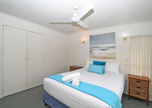 Un pat sau paturi într-o cameră la Coast Spacious Two Bedroom 1 Bathroom Apartment