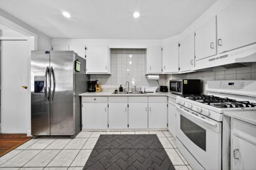 Köök või kööginurk majutusasutuses Stylish Downtown Retreat Steps to NYC Duplex