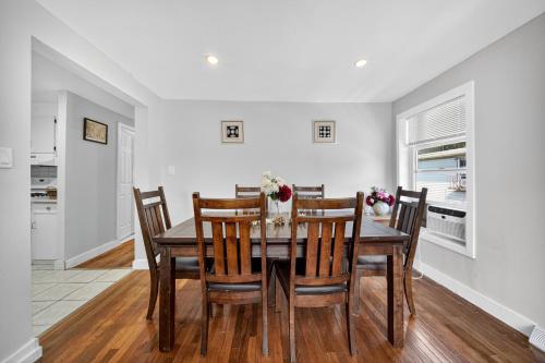 Istumisnurk majutusasutuses Stylish Downtown Retreat Steps to NYC Duplex