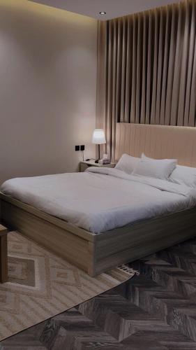 リヤドにあるشقة استديو حي الوزاراتの部屋の中に大きなベッドがある寝室