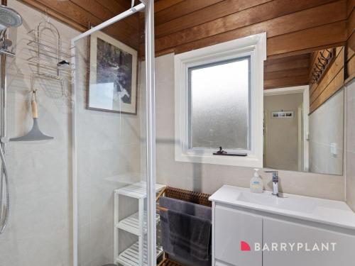 Un baño con ducha, lavabo y espejo. en Glyndon Family Getaway, en Ventnor