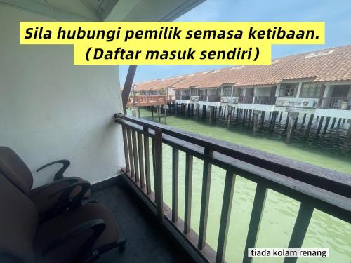 ポートディクソンにあるwater chalet port dickson- privateの水辺の景色を望むバルコニー