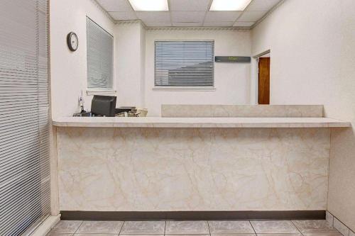 an office with a reception desk in a room at Knights Inn South Houston TX in Houston