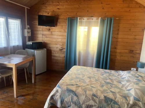 Les Bungalows les Vanilliers, Sud Sauvage avec piscineにあるベッド