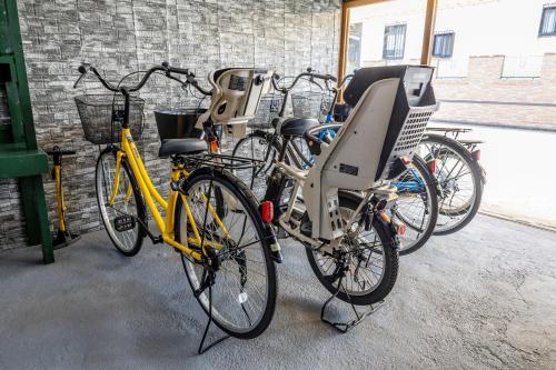 a group of bikes parked next to each other at Lax奈良 奈良観光に便利な和モダン古民家 最大12名 グループや家族旅行に最適 in Nara