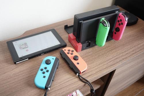 a table with a nintendo wii game system and consoles at MarunoStay-最大8名-プロジェクター完備-アクセス良好-岡山城後楽園徒歩圏内 in Okayama