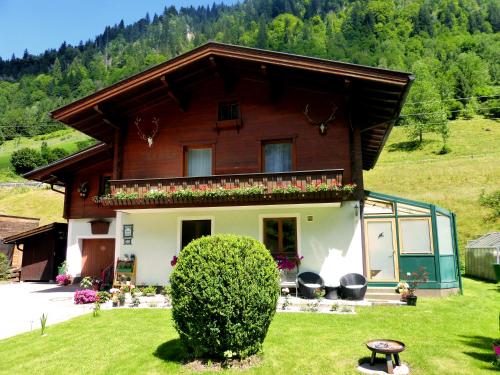 a house with a balcony with flowers on it at Apartment Haus Gold in Fusch an der Glocknerstraße