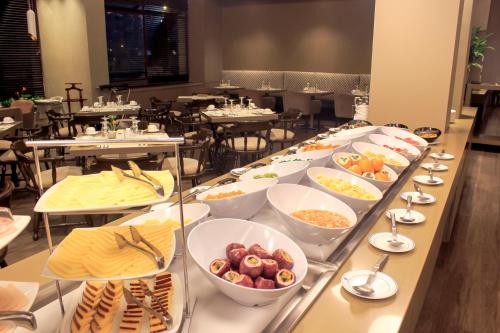Comida en o cerca de este hotel