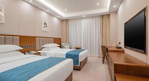 Postel nebo postele na pokoji v ubytování Yichang Three Gorges Project Hotel