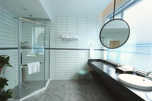 Ein Badezimmer in der Unterkunft Feeling Parent-Child Family Hotel Xi'an