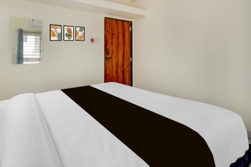 Un ou plusieurs lits dans un hébergement de l'établissement SPOT ON Hide Away Inn