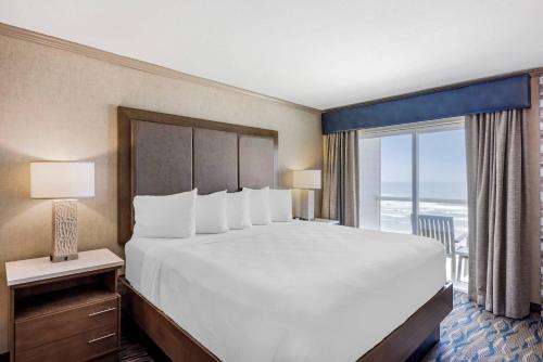 Letto o letti in una camera di Elizabeth Oceanfront Suites, an Ascend Collection Hotel