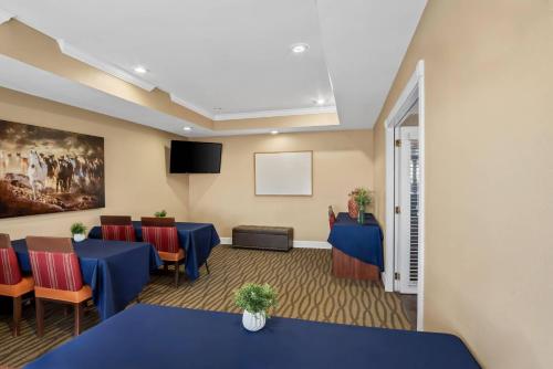 Quality Suites Irving-Las Colinasにあるテレビまたはエンターテインメントセンター