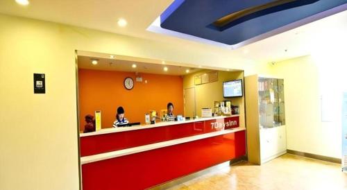 a restaurant with a counter with people sitting at it at 7 Days Inn Xi'an North Economic Development Zone 4th Fengcheng Road in Xi'an