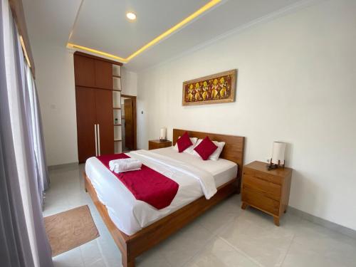 Ένα ή περισσότερα κρεβάτια σε δωμάτιο στο Villa Sinyo By Mentaripro Bali