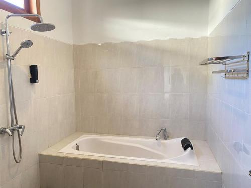 Ένα μπάνιο στο Villa Sinyo By Mentaripro Bali