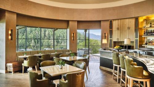 Restaurace v ubytování Auberge du Soleil, An Auberge Resort