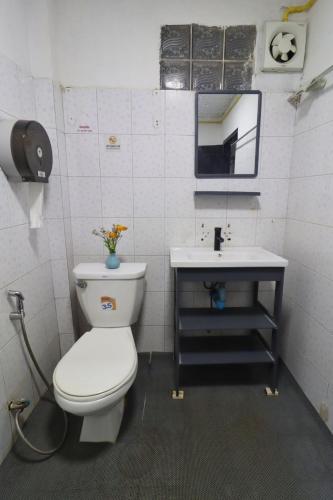 un bagno con un water e un lavandino di OK hostel a Luang Prabang