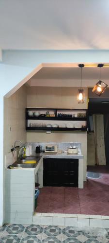 una cucina con un lavello e un piano di lavoro di OK hostel a Luang Prabang