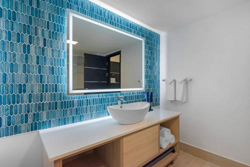 Ein Badezimmer in der Unterkunft Blue - A Modern Hotel, an Ascend Collection Hotel