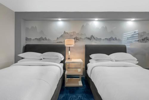 Ein Bett oder Betten in einem Zimmer der Unterkunft Blue - A Modern Hotel, an Ascend Collection Hotel